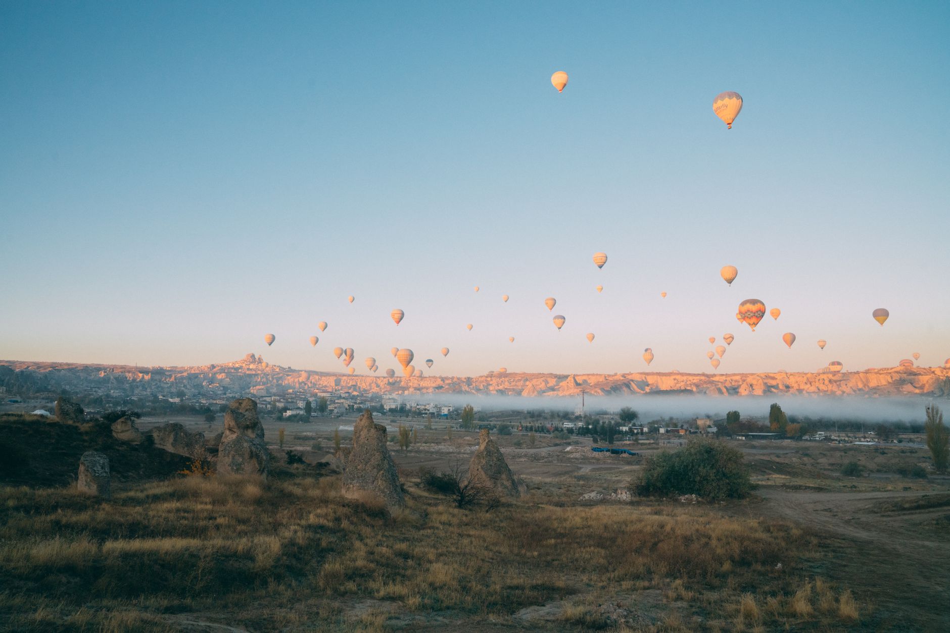 Kapadokya peri bacaları ve sabah sisi
